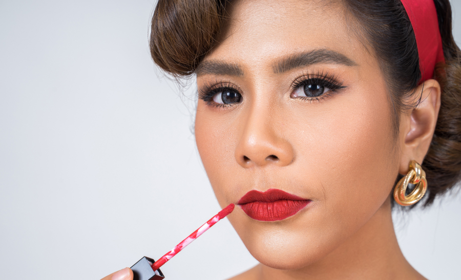 長時間の接客でも落ちにくい口紅選び