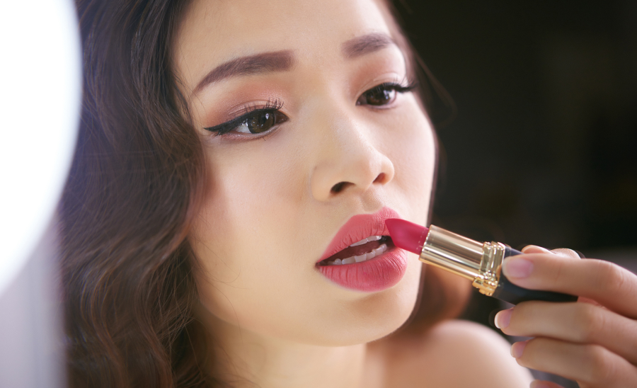 照明の下で映える色の選び方