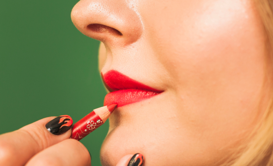 大人っぽく見せるマットリップの塗り方