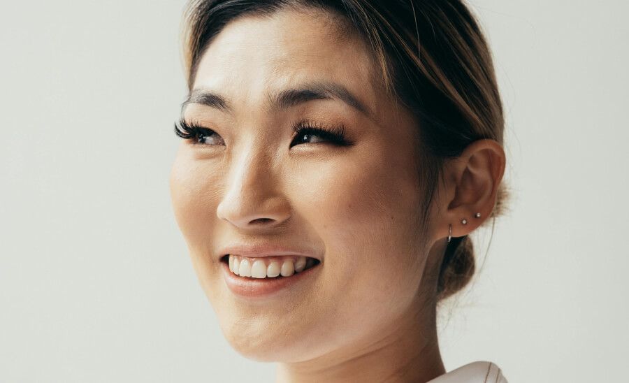 上まつ毛のラインを整える