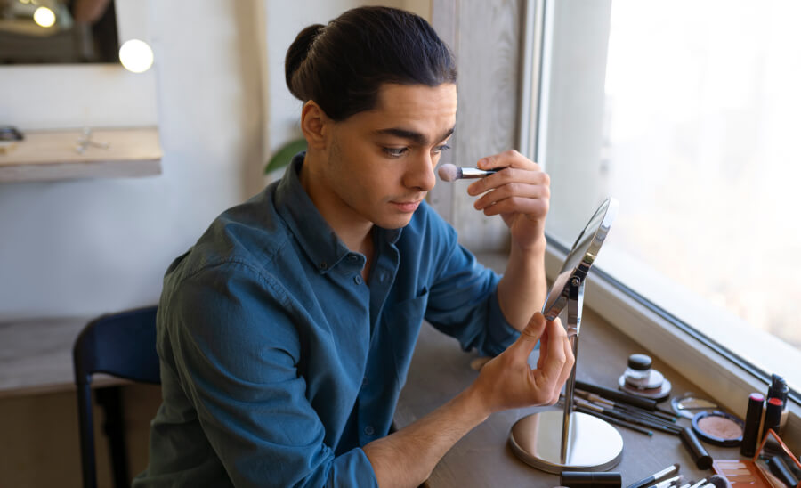 チーク・リップで女性らしさを加える仕上げ