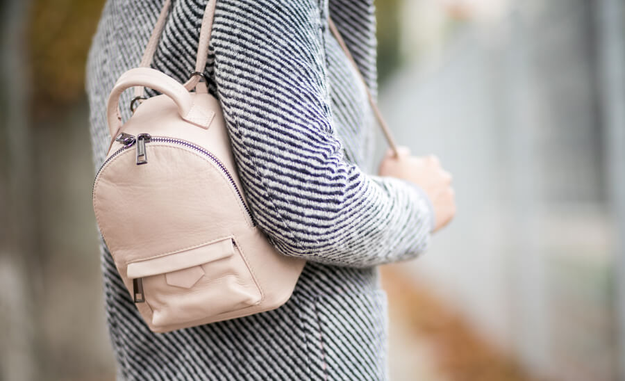 小物・靴で全体を女性らしく仕上げる仕上げ